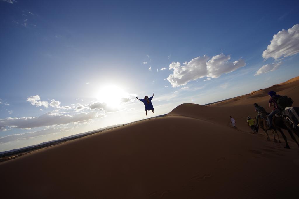 Sahara Camel Tours Camp Hotel Мерцуга Стая снимка