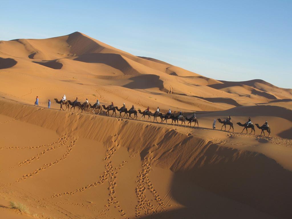 Sahara Camel Tours Camp Hotel Мерцуга Стая снимка
