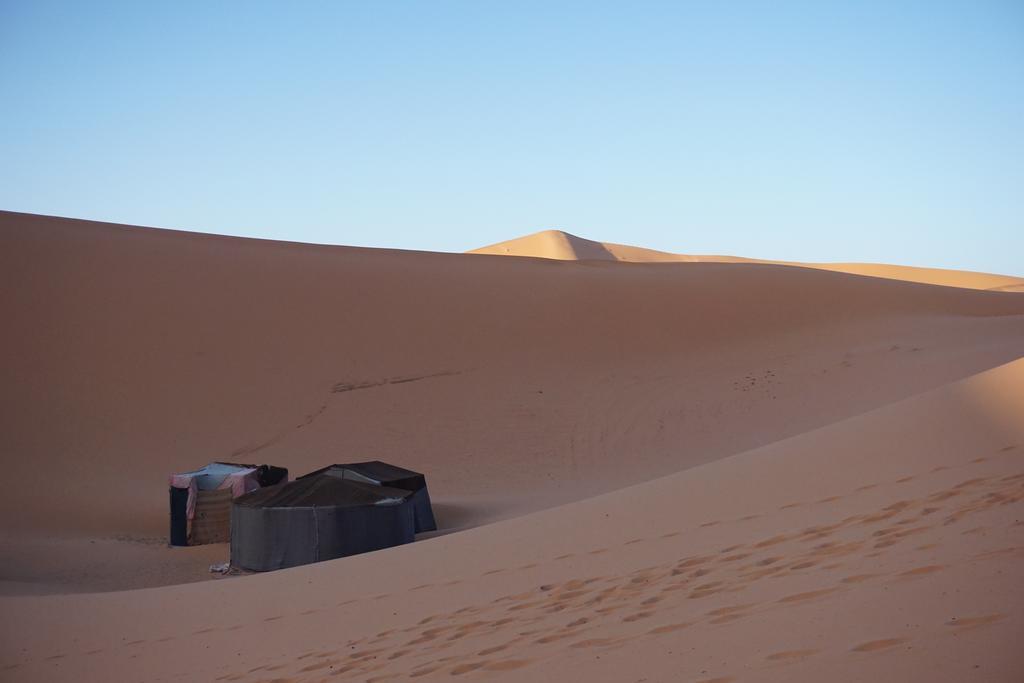 Sahara Camel Tours Camp Hotel Мерцуга Стая снимка
