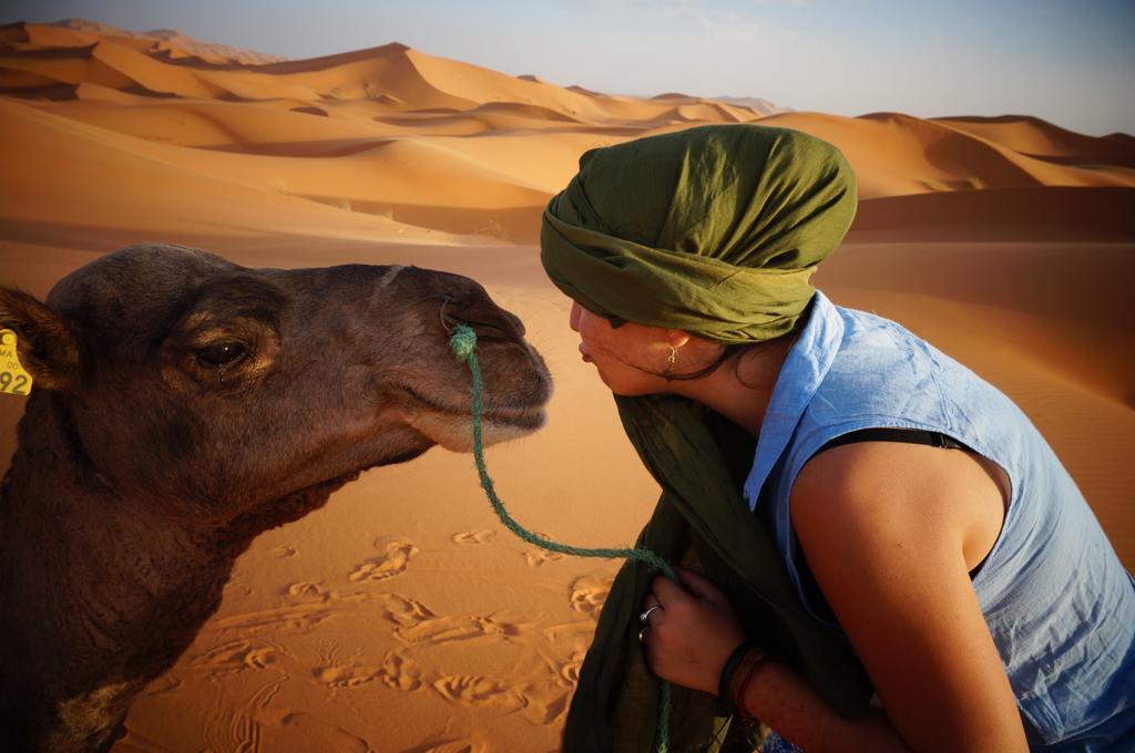 Sahara Camel Tours Camp Hotel Мерцуга Стая снимка